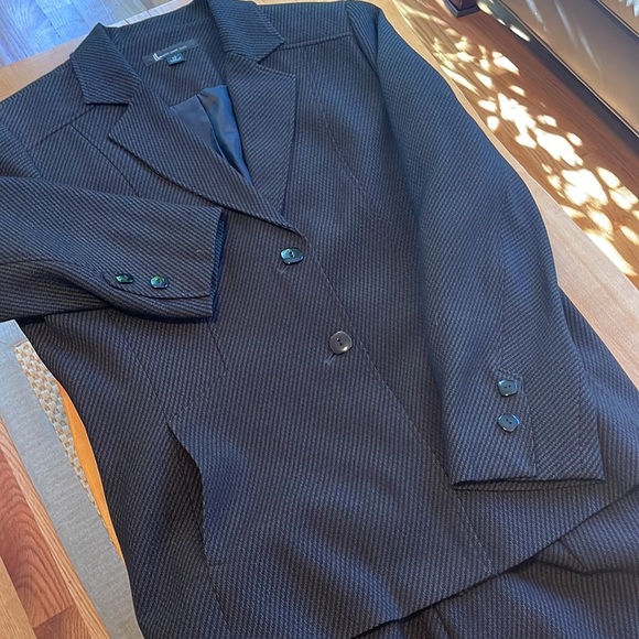 Classic black pants suit, tailored back, interesting weave. - Picture 3 of 5